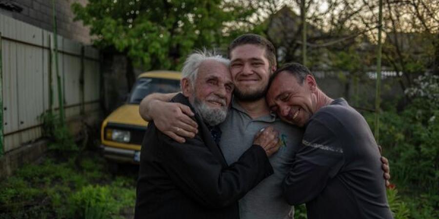 بالبلدي: لقطات
      مؤثرة
      للم
      شمل
      العائلات
      التي
      فرقتها
      الحرب
      في
      دونباس