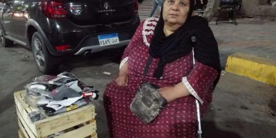 ألوان الوطن | «نادية» مسنة تبيع جوارب بالشارع لتنفق على علاجها: نفسي في شقة وتلاجة "بالبلدي"