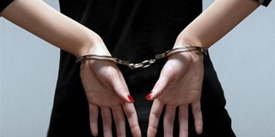 بالبلدي: الحبس
      عامين
      لـ«مستريحة
      الهرم»
      بتهمة
      الاستيلاء
      على
      3
      ملايين
      جنيه
