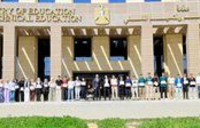 بالبلدي: وزير
      التعليم
      يكرم
      أوائل
      الثانوية
      العامة
      2025-2026
      تقديرًا
      لتفوقهم
      العلمي
      وتميزهم