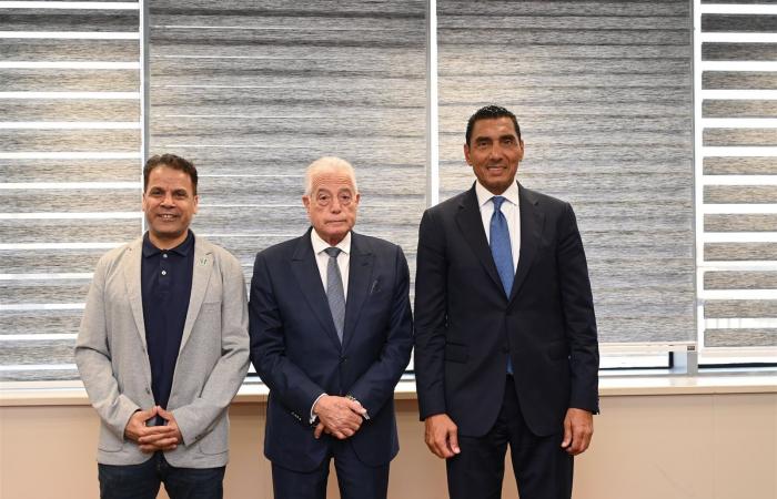 بالبلدي: وزير
      الشباب
      والرياضة
      يشهد
      توقيع
      عقد
      استضافة
      مصر
      لبطولة
      كأس
      العالم
      للدارتس
      2027