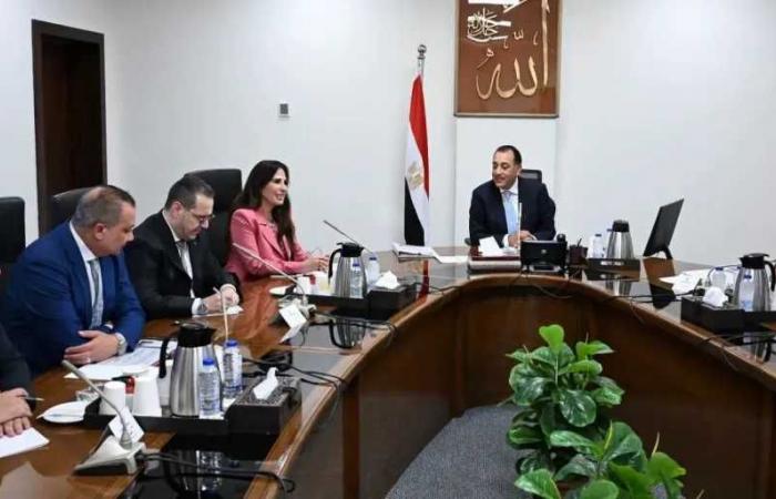 رئيس
      الوزراء
      يستعرض
      مقترحاً
      لمشروع
      قانون
      الاتحاد
      المصري
      للمطورين
      العقاريين