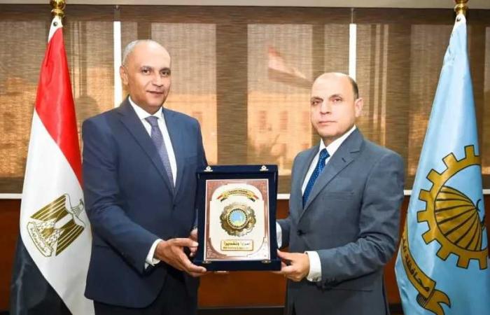 تقديرًا
      لمسيرةٍ
      متميزة
      في
      خدمة
      القطاع
      الصحي..
      محافظ
      الغربية
      يكرّم
      وكيل
      وزارة
      الصحة
      ويشيد
      بمسيرةٍعطائه