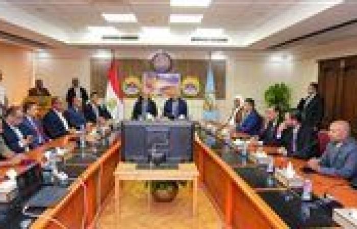 بالبلدي: وزير
      العمل
      يسلم
      عقودًا
      لذوي
      الهمم
      في
      مطروح
      ويعلن
      التوسع
      في
      التدريب
      والتشغيل
      بالمحافظة
