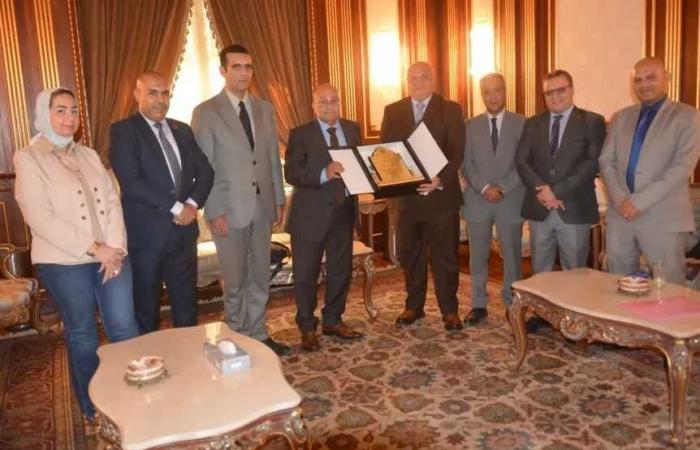 نقابة
      العاملين
      بالنيابات
      والمحاكم
      تهنئ
      رئيس
      نادي
      قضاة
      مصر..
      وتثمن
      اهتمامه
      بدعم
      العاملين
      وتعزيز
      منظومة
      العدالة