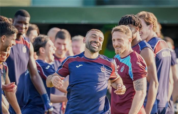 بالبلدي : صور
      |
      محمد
      صلاح
      يشارك
      في
      تدريبات
      طرابزون
      سبور
      لأول
      مرة