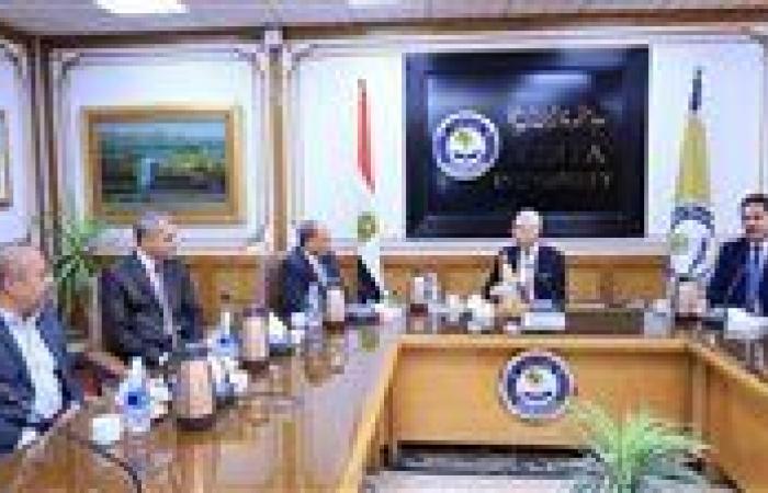 بالبلدي: رئيس
      جامعة
      المنيا
      يستقبل
      اللجنة
      الفنية
      للتعليم
      العالي
      لمعاينة
      جاهزية
      إنشاء
      الجامعة