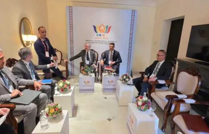 وزير
      الصناعة
      يبحث
      مع
      نظيره
      البرازيلي
      سبل
      تحويل
      العلاقات
      التجارية
      مع
      البرازيل
      إلى
      شراكة
      صناعية
      متكاملة