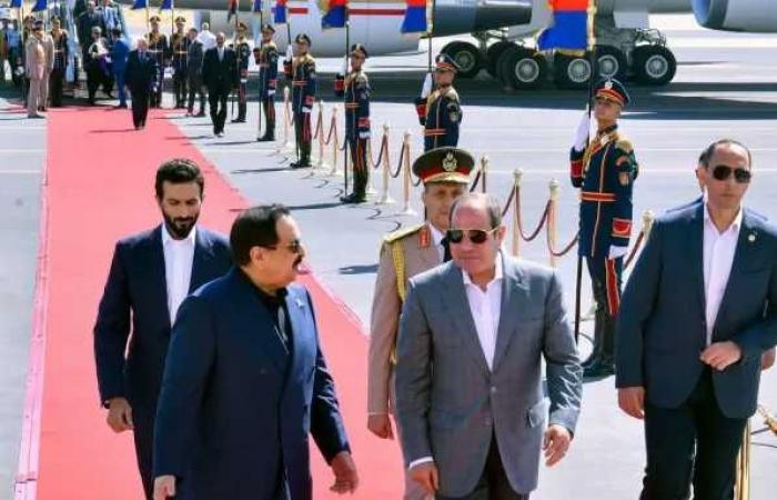 الرئيس
      السيسي
      يودّع
      ملك
      البحرين
      بمطار
      العلمين
      الدولي
      بعد
      ختام
      زيارته
      لمصر