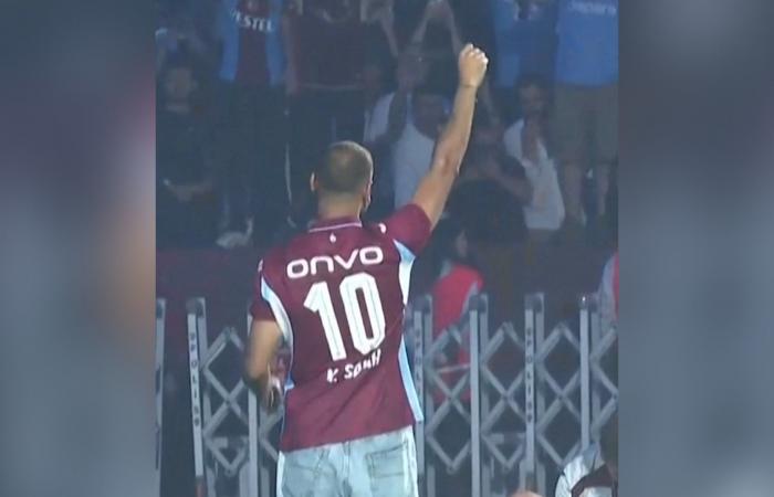 بالبلدي: شاهد كيف احتفت جماهير طرابزون سبور بمحمد صلاح في أول ظهور له مع فريقه الجديد