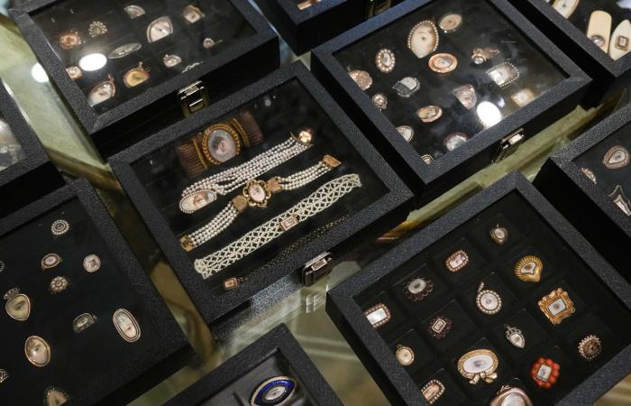 بالبلدي: 158 قطعة مجوهرات نادرة توثّق "عيون العشاق" وتروي قصص حب منسية.. جمعها زوجان خلال 40 عامًا