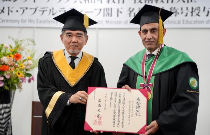 بالبلدي : عاجل|
      "عبداللطيف"
      يهدي
      الدكتوراة
      الفخرية
      من
      جامعة
      هيروشيما
      لكل
      معلم
      في
      مصر