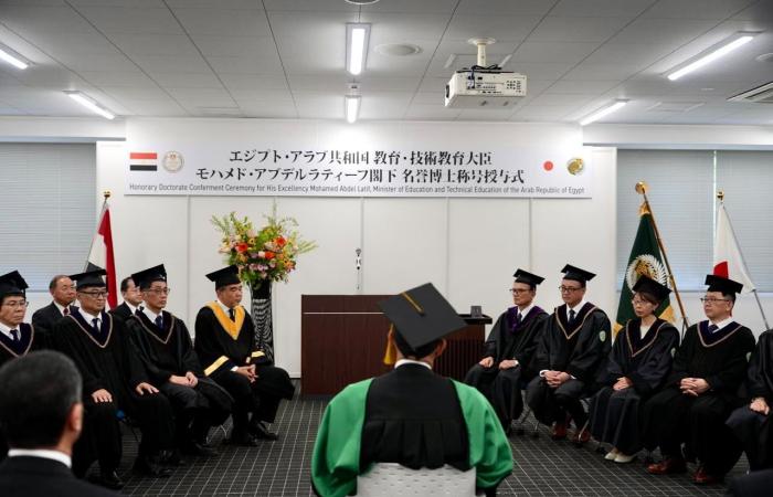 بالبلدي : عاجل|
      "عبداللطيف"
      يهدي
      الدكتوراة
      الفخرية
      من
      جامعة
      هيروشيما
      لكل
      معلم
      في
      مصر