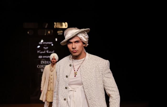بالبلدي: بين "الكوتور" والحرفية.. العرائس الثريات يرسمْن مستقبل الموضة الهندية