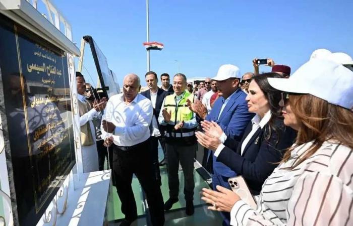 رئيس
      الوزراء
      يفتتح
      كوبري
      روميل
      بمطروح
      بعد
      تطويره