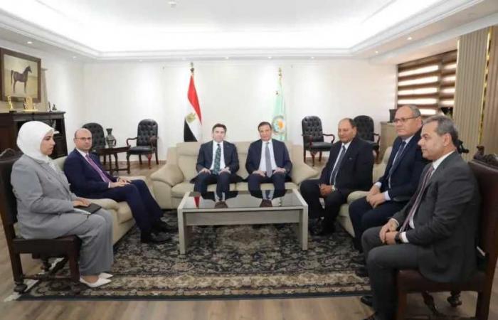 وزير
      الزراعة
      يلتقي
      نائب
      وزير
      الزراعة
      والغابات
      التركي
      لبحث
      التعاون
      وتعزيز
      الاستثمار
      المشترك
      بين
      البلدين