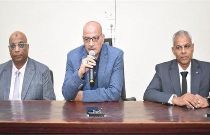بالبلدي: مدير
      تعليم
      سوهاج
      يبدأ
      مهمته
      بتوجيهات
      حاسمة
      للإدارات
      ويضع
      خريطة
      العمل
      الجديدة
