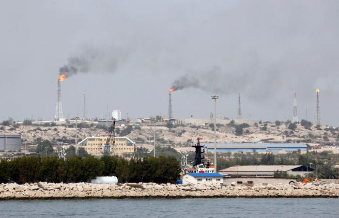 بالبلدي: خبراء: الحصار الأمريكي يشلَّ مركز تصدير النفط الرئيسي بجزيرة خرج الإيرانية