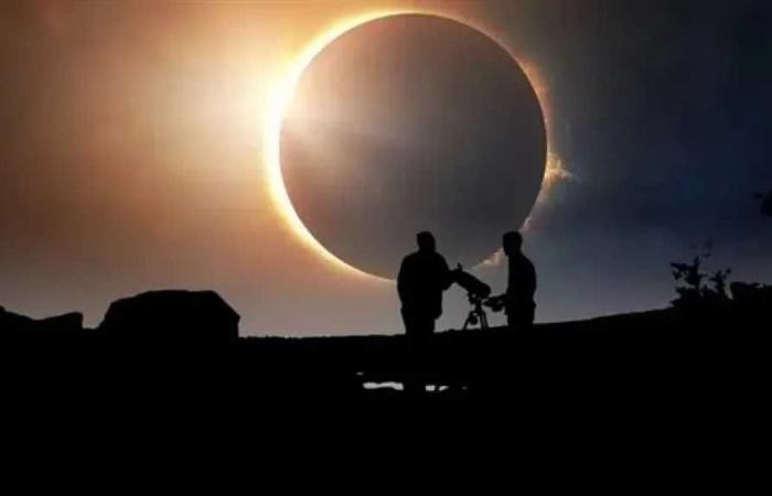 كسوف
      كلي
      للشمس
      الأربعاء
      المقبل..أماكن
      رؤية
      الكسوف