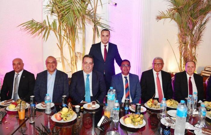 بالبلدي : النائب
      أنس
      هلول
      يحتفل
      بزفاف
      ابن
      شقيقه..
      حضور
      نيابي
      وقضائي
      وأمني
      وإعلامي
      كبير