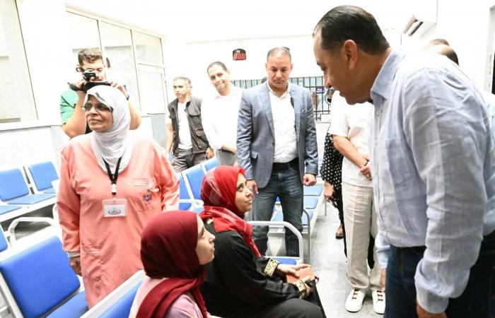 بالبلدي: بالصور..رئيس
      الوزراء
      يتفقد
      مركز
      طب
      الأسرة
      بقرية
      سندبسط
      ضمن
      مشروعات
      "حياة
      كريمة"
      بزفتي