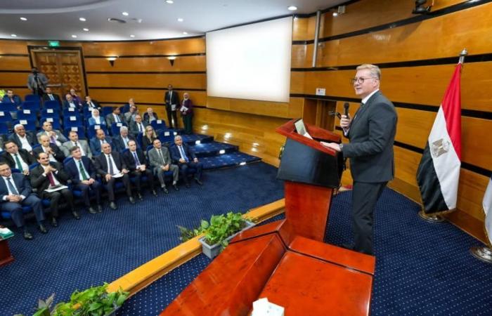 بالبلدي : وزير
      البترول
      يعلن
      طرح
      مصر
      مزايدة
      عالمية
      كبرى
      للبحث
      عن
      البترول
      والغاز
      في
      14
      منطقة
