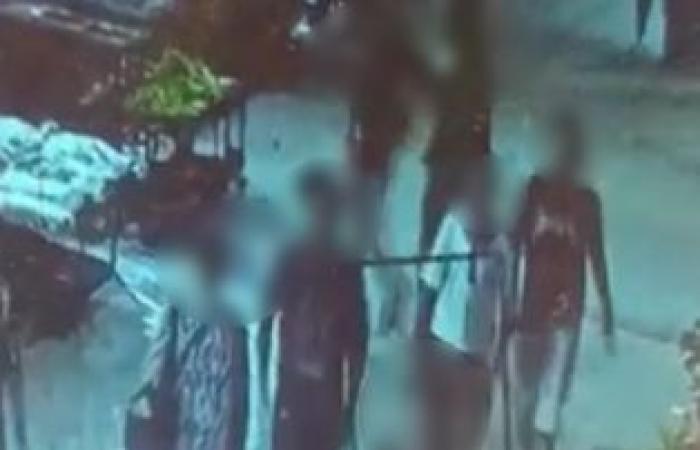 بالبلدي: فتاة
      تشعل
      «حرب
      شوارع»
      بالسنج
      والعصي
      والمولوتوف
      في
      المنتزه
      بالإسكندرية
