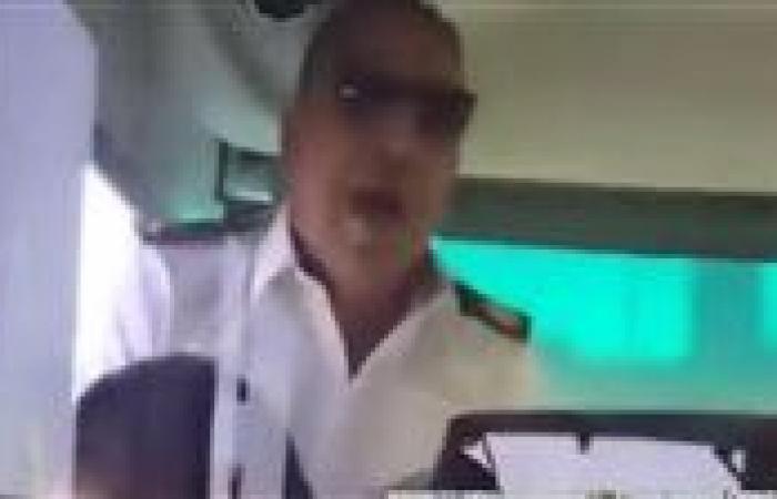 بالبلدي : فيديو
      ضابط
      مرور
      العبور
      والميني
      باص..حقيقة
      التعدي
      على
      السائق
      بالضرب
      المبرح