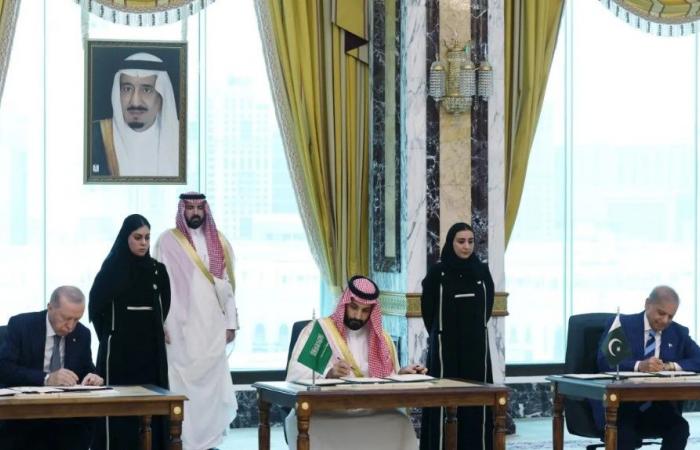 بالبلدي: ازي
      الحال|
      وفاة
      18
      عاملا
      وإصابة
      31
      بينهم
      أطفال
      في
      “حادث
      الإسماعيلية”
      والسيسي
      يوجه
      بمضاعفة
      التعويضات..
      نائبة
      تطالب
      بفحص
      “الذمة
      المالية
      للنواب”..
      موقع:
      السعودية
      عارضت
      انضمام
      مصر
      لاتفاقية
      مكة