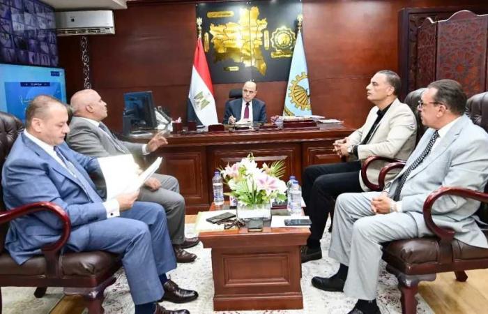 محافظ
      الغربية
      يلتقي
      أعضاء
      مجلسي
      النواب
      والشيوخ
      لبحث
      مشكلات
      الدوائر