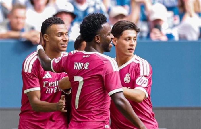 بالبلدي : فيديو
      |
      ريال
      مدريد
      يفوز
      على
      شالكه
      بثلاثية
      نظيفة
      وديًا