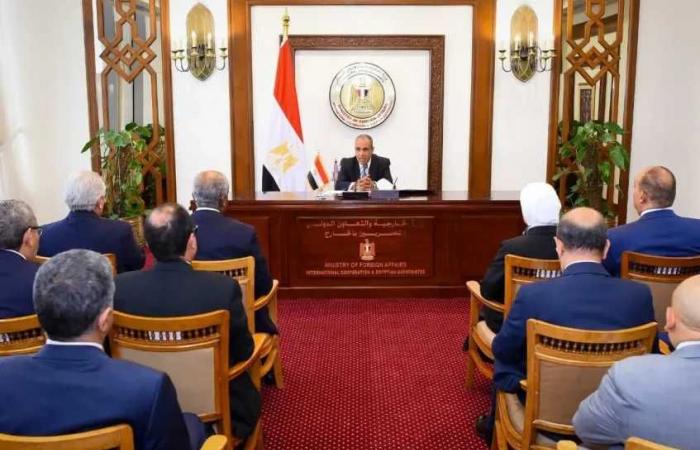 وزير
      الخارجية
      يلتقي
      رؤساء
      البعثات
      المصرية
      في
      الخارج