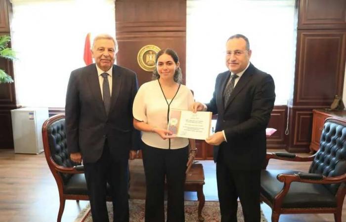 وزير
      التعليم
      العالي
      يكرم
      الطالبة
      هيا
      عمرو
      لمشاركتها
      في
      إسعاف
      مصابي
      مول
      «أرابيلا
      بلازا»