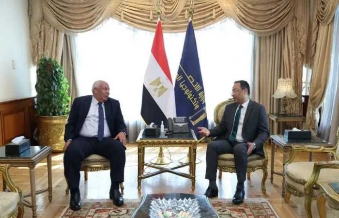 وزير
      الاتصالات
      يبحث
      مع
      محافظ
      مطروح
      تطوير
      البنية
      التحتية
      والتحول
      الرقمي
      بالمحافظة