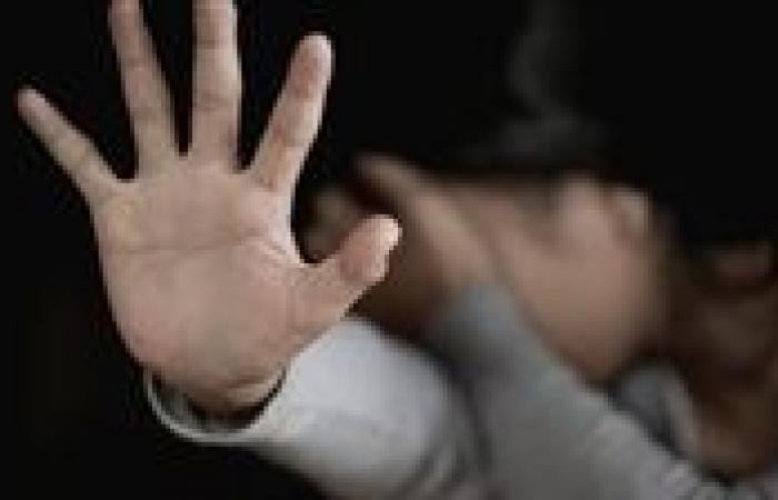 بالبلدي: «طلب
      صورًا
      بملابس
      المنزل»..
      سيدة
      تستغيث
      من
      مدرس
      سابق
      بالشرقية