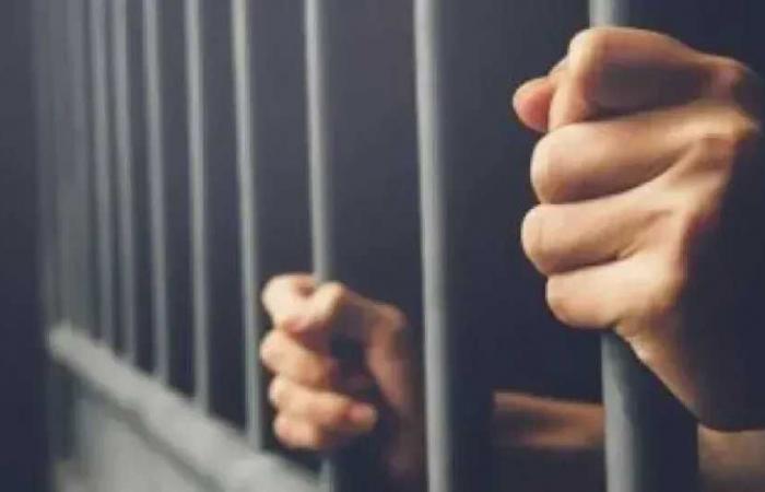 المؤبد
      وغرامة
      100
      ألف
      جنيه
      لشقيقين
      بتهمة
      الاتجار
      بالمخدرات
      وحيازة
      سلاح
      في
      أسيوط