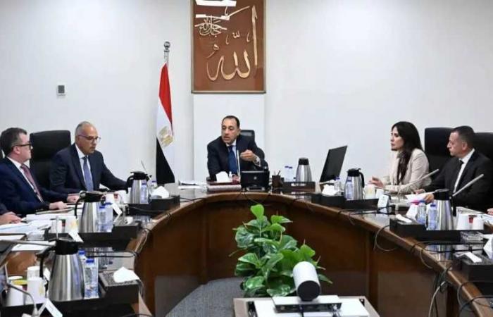 رئيس
      الوزراء
      يتابع
      الموقف
      التنفيذي
      لمشروعات
      قطاع
      مياه
      الشرب
      والصرف
      الصحي
      بمحافظة
      أسوان