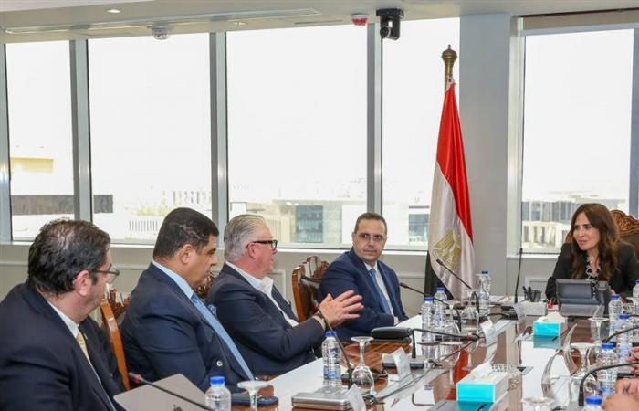 بالبلدي : راندة
      المنشاوي
      تبحث
      مع
      «فوربس»
      العالمية
      مشروع
      أول
      برج
      صفر
      انبعاثات
      كربونية
      في
      العالم
      بمصر
