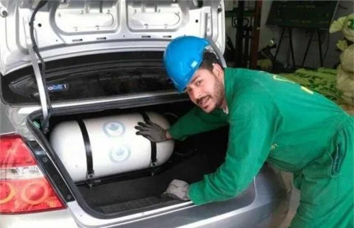 «وفر
      البنزين»..
      خطوات
      تحويل
      السيارات
      للعمل
      بالغاز
      الطبيعي