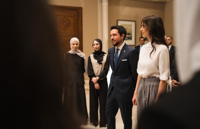 belbalady الأميرة رجوة الحسين بإطلالة ناعمة خلال لقاء الطلبة المتفوقين في عمّان