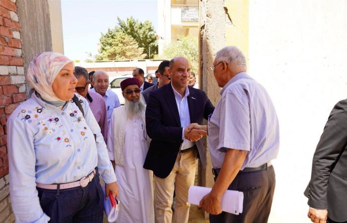 بالبلدي: وزير
      العمل
      ومحافظ
      مطروح
      يتفقدان
      المراحل
      النهائية
      لإنشاء
      مكتب
      العمل
      الجديد
      بالضبعة
      (صور)