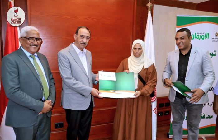 بالبلدي: محافظ
      سوهاج
      يسلم
      20
      رأس
      ماشية
      ومليون
      جنيه
      للأسر
      الأولى
      بالرعاية
