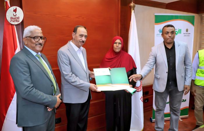 بالبلدي: محافظ
      سوهاج
      يسلم
      20
      رأس
      ماشية
      ومليون
      جنيه
      للأسر
      الأولى
      بالرعاية