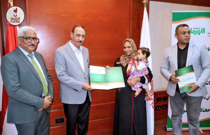 بالبلدي: محافظ
      سوهاج
      يسلم
      20
      رأس
      ماشية
      ومليون
      جنيه
      للأسر
      الأولى
      بالرعاية