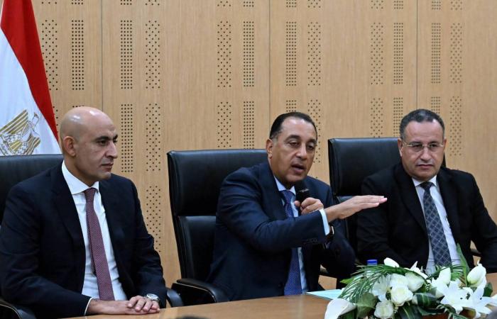 بالبلدي : رئيس
      الوزراء
      يلتقى
      أوائل
      طلبة
      شهادة
      الثانوية
      العامة