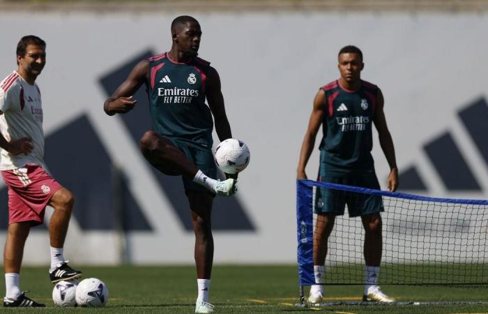 بالبلدي : كوناتي
      يقدم
      وعدًا
      لجماهير
      ريال
      مدريد
      ويؤكد:
      اللعب
      لهذا
      النادي
      يعني
      لي
      الكثير