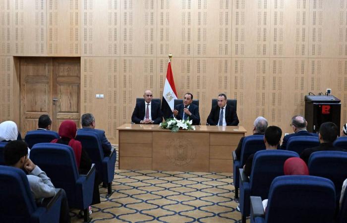 بالبلدي : رئيس
      الوزراء
      يلتقى
      أوائل
      طلبة
      شهادة
      الثانوية
      العامة