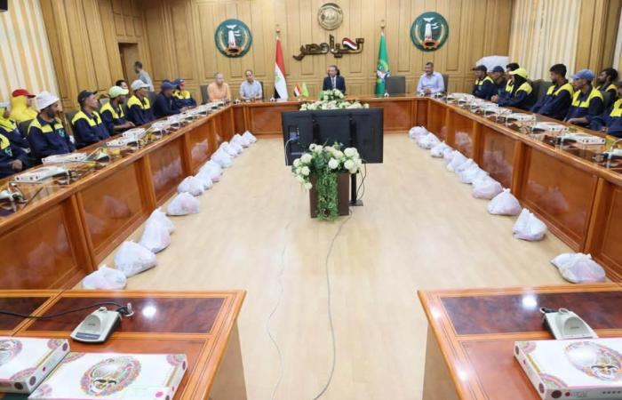 بالبلدي: بالصور..محافظ
      المنوفية
      يوزع
      حلوى
      المولد
      ومساعدات
      عينية
      وبونات
      مواد
      غذائية
      على
      عمال
      النظافة