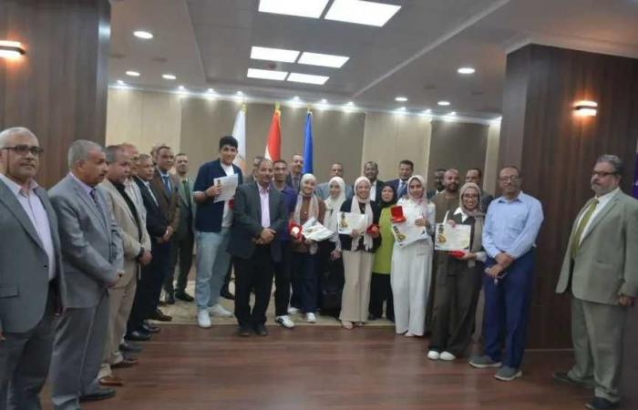 جامعة
      أسوان
      تكرّم
      أوائل
      الثانوية
      العامة..
      ومنح
      دراسية
      مجانية
      تقديرا
      لتفوق
      أبناء
      المحافظة