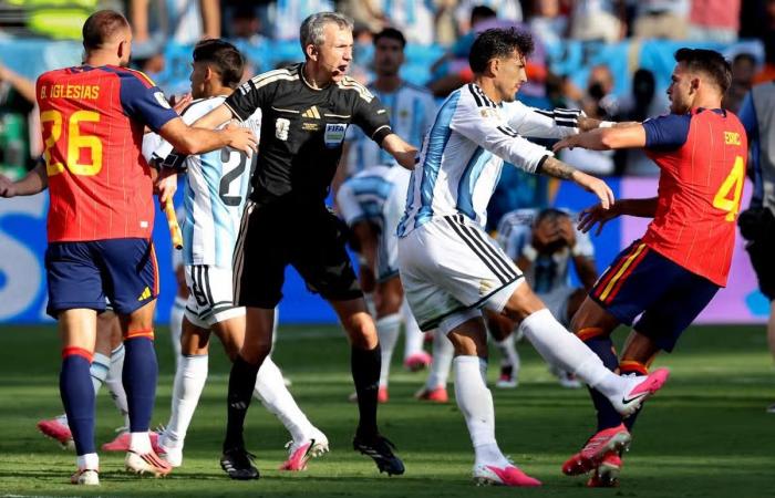 بالبلدي : أول
      رد
      فعل
      من
      الاتحاد
      الأرجنتيني
      بعد
      عقوبات
      فيفا
      بسبب
      نهائي
      كأس
      العالم